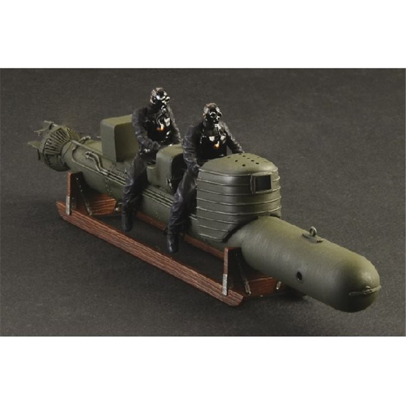 1:35 S.L.C. ''Maiale'' with crew